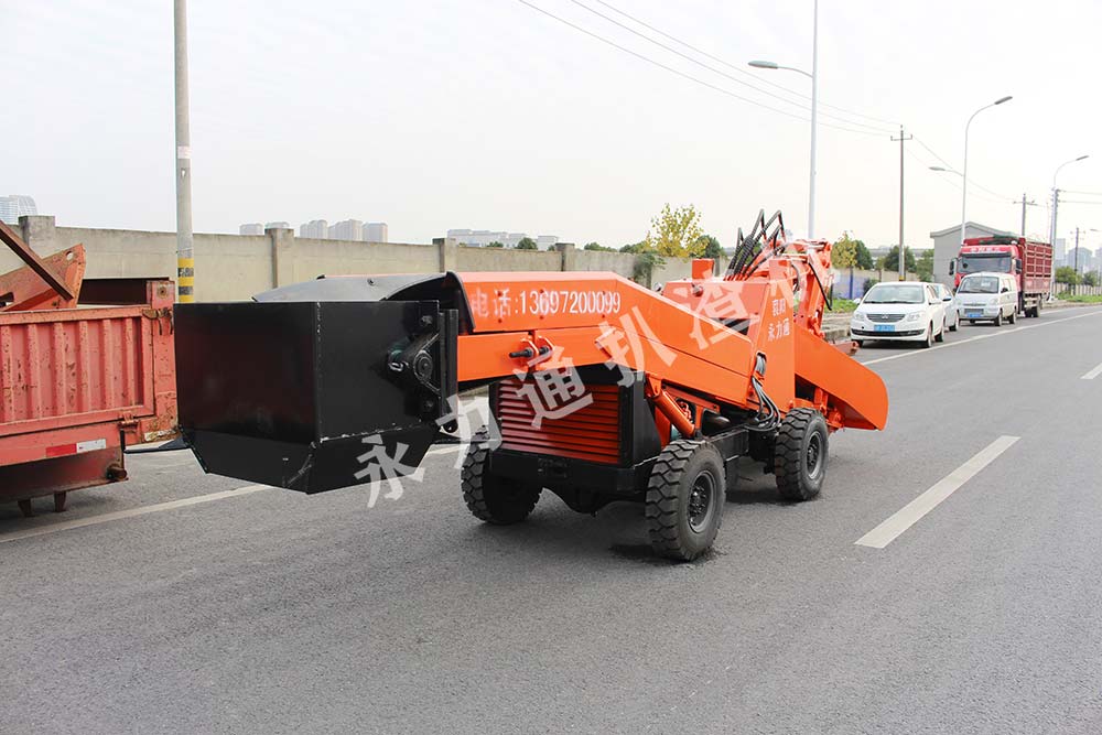 輪式扒渣機發(fā)車